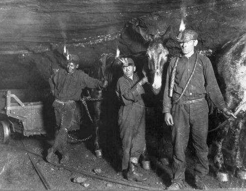 Child_coal_miners_1908_crop-59476fc63df78c537bac029d.jpg